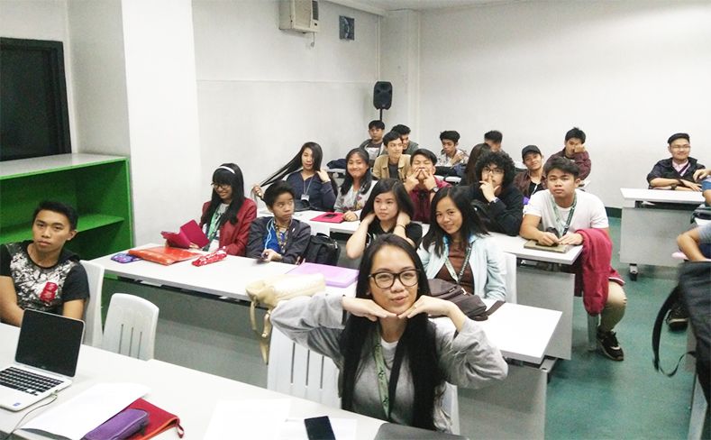 フィリピンの大学時代のクラス写真。