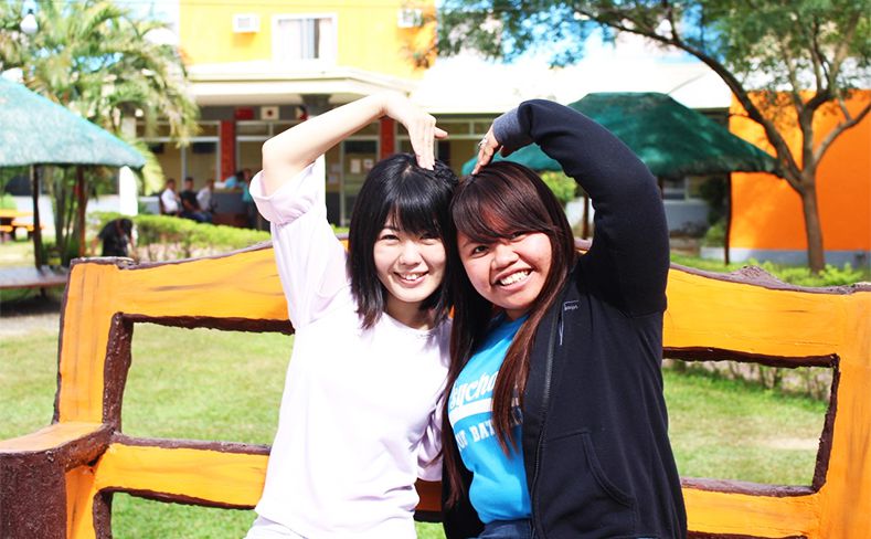 CNE1ガーデンにて。絵莉香さん(左)とShiena先生(右)の写真