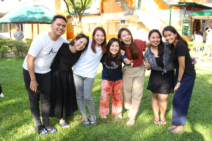 CNE1で日本語を学んでいるフィリピン人学生と英語を学ぶ日本人学生との記念写真。CNE1ガーデンにて。